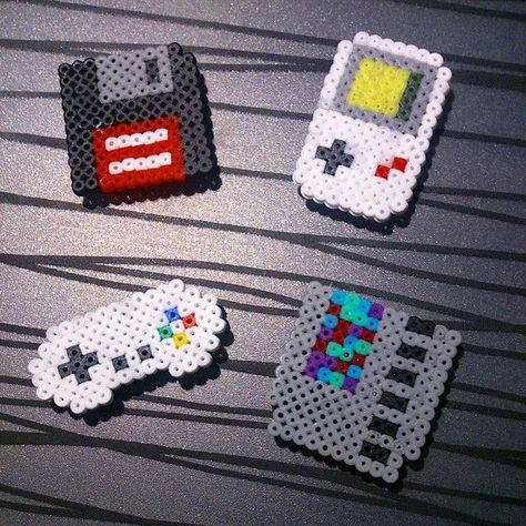 Gameboy Perler Beads, Mini Hama Beads, Geek Christmas, Hama Mini, Melty Bead Patterns, Pixel Beads, Easy Perler Beads Ideas, Hama Beads Design, Perler Bead Templates