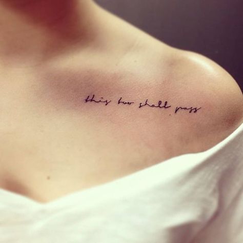 Tatouage phrase sous la clavicule Wörter Tattoos, Chic Tattoo, Bone Tattoos, Writing Tattoos, Cute Small Tattoos, Collar Bone Tattoo, Small Tattoo Designs, Feminine Tattoos, Word Tattoos