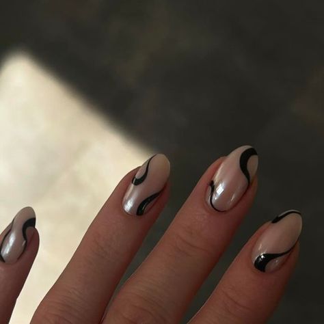 Your go-to salon for classy & healthy nails on Instagram: "Mijn 3 favorieten in 1 design   💥  @officialnavyprofessional prep tools @thegelbottlebenelux BIAB Dolly @colortone.official Chrome Glossy Swan - Paintgel black  #biabtreatmentgroningen #biabgroningen #biabdolly #donutglazednails #nailart #nailartgroningen #nagelsalongroningen" Chrome Biab Nails, Classy Nails Black, Black Nails Classy, Black Swan Nails, Nails 2023, Healthy Nails, Classy Nails, Nails Inspo, Black Nails