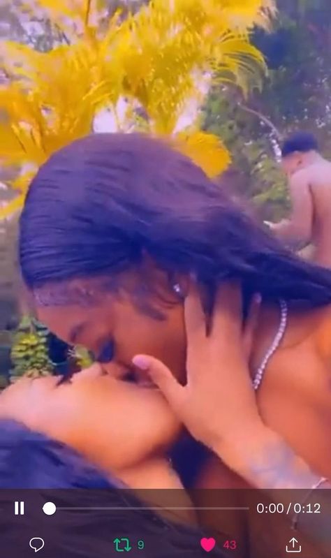 Wallpaper Kiss Lips, Want A Girlfriend Video, Baddie Kiss Video, Black Kisses Wallpaper, Baddie Couples Pictures, Twerking In The Club Party Pool, Black Baddie Kiss, Wlw Kiss Tounge Black, Baddie Couple Goals