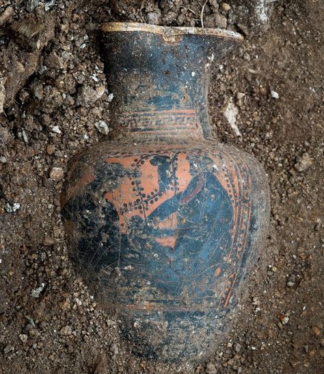 A black-figure decoration on the wine jug shows Dionysus lying under a vine facing a female, possibly a banquet scene. Greek Wine, Ancient Tomb, Unexplained Mysteries, Greek Vases, Black Figure, Iron Age, Art Antique, Ancient Artifacts, Historical Artifacts