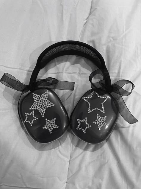 apple airpod max aesthetic | headphone decor inspiration gc, bows, headphone aesthetic, star stickers, coquette aesthetic, bedazzled, rhinestone #appleheadphones #aesthetic #stars #decorinspo Apple Headphones Max Aesthetic, Airpod Max Coquette, Aesthetic Apple Headphones, Airpod Max Stickers Aesthetic, Apple Max Headphones Aesthetic, Apple Airpods Max Aesthetic Outfits, Headphone Sticker Ideas, Ribbons On Headphones, Headphone Decoration Aesthetic