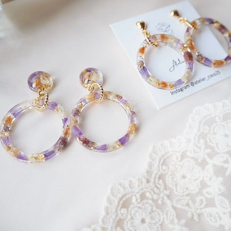 Resin Art Jewelry Dried Flowers, Purple Resin Jewelry, Jewelry Resin Ideas, Epoxy Resin Earrings Diy, Resin Flower Earrings, Resin Earrings Ideas, Resin Earrings Diy, Purple Dried Flowers, Dried Flowers Resin