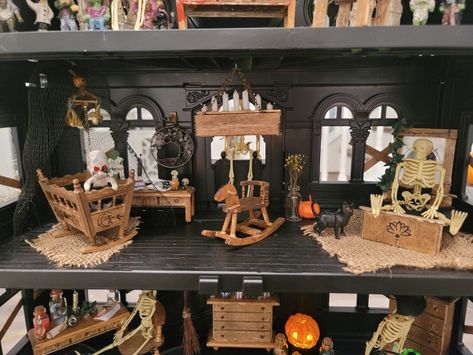 Diy Haunted Dollhouse Ideas, Haunted Dollhouse Diy Ideas, Haunted Hospital, Zombie Baby, Dollhouse Holiday, Dollhouse Halloween, Gothic Dollhouse, Baba Jaga, Haunted Dollhouse