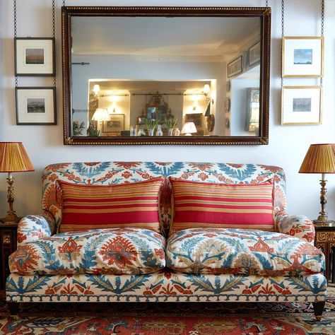 Robert Kime on Instagram: “Our Stratfield sofa has been upholstered in one of our Susani fabrics, teamed with a pair of antique fabric cushions. Above is a mahogany…” Robert Kime, Printed Sofa, Small Sofa, Antique Fabrics, Sofa Upholstery, A Mirror, Upholstered Furniture, Pallet Furniture, Living Room Decor