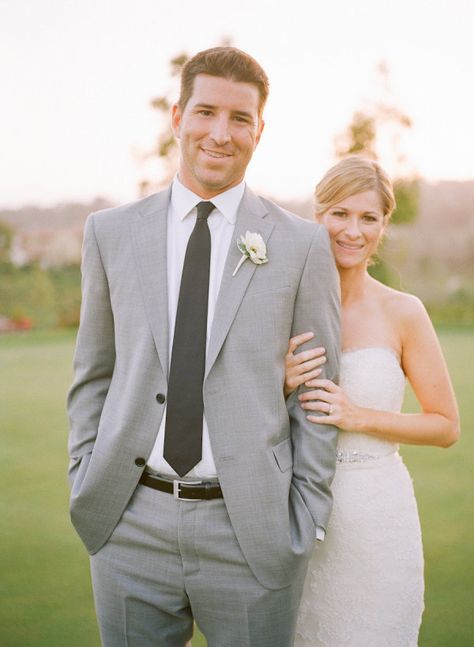 gray tux with black tie Light Gray Wedding, Grey Tux, Grey Suit Wedding, Grey Tuxedo, Light Grey Suits, Groomsmen Outfits, Santa Fe Wedding, Dress Code Wedding, Tuxedo Black