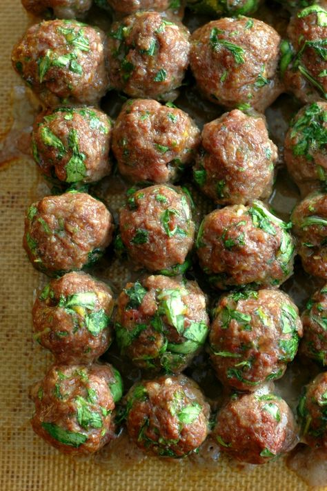 Kale & Herb Stuffed Meatballs :: Superfood packed, and full of flavor! These kale & herb stuffed meatballs is a dinner menu must have! Meatballs With Ground Beef, Real Food Dinner, Stuffed Meatballs, Cheese Stuffed Meatballs, Baby Kale, Meatball Ingredients, Ginger Chicken, Eat Veggies, White Mushrooms