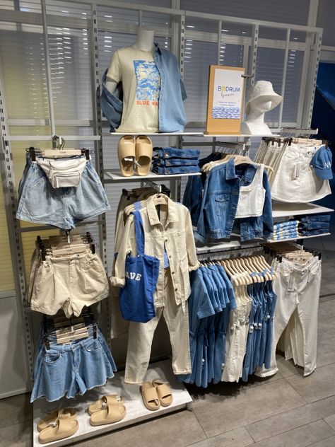 Bodrum breeze 🌊 Best Visual Merchandising, Clothing Rack Aesthetic Store, Merchandising Displays Clothing, Visual Merchandising Displays Clothing, Store Visual Merchandising, Visual Merchandising Ideas, Clothing Boutique Decor, Clothes Rack Design, Denim Display