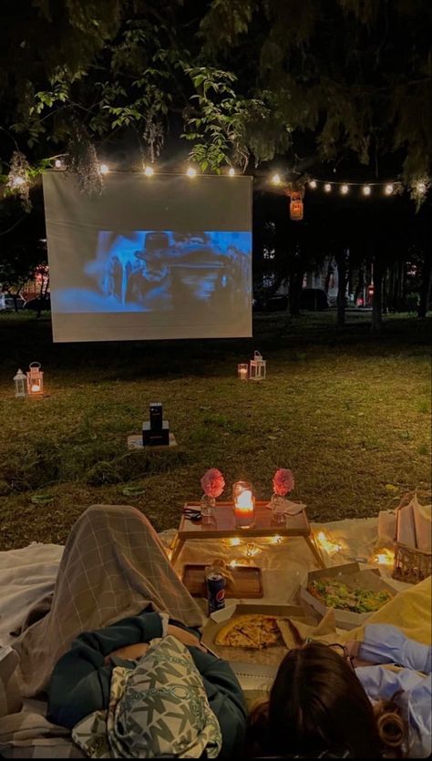 Summer Party Outside, Movie Outside, Cozy Outdoor Movie Night, Friends Movie Night Aesthetic, Bonfire Date Night Ideas, Outdoor Movie Aesthetic, Backyard Bonfire Aesthetic, Birthday Activities Aesthetic, Camping Movie Night