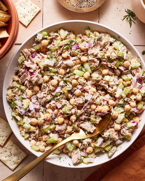 10 Minute Tuna Chickpea Salad Tuna And Garbanzo Bean Salad, Tuna Chickpea Salad, Tuna Chickpea, Garbanzo Beans Salad, Chickpea Tuna Salad, Chickpea Tuna, Mixed Salad, Healthy Soups, Greek Salad Pasta