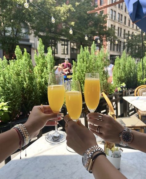 Friend Brunch Photos, Friends Brunch Aesthetic, Brunch Asthetic Picture, Mimosa Brunch Aesthetic, Brunch Party Aesthetic, Claire Vibes, Hypebae Aesthetic, Brunch Friends, Rooftop Brunch