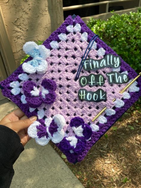 Crochet Grad Cap, College Grad Cap Ideas, Graduation Cap Decoration Diy, College Graduation Cap Decoration, Grad Hat, Grad Cap Designs, Graduation Party Diy, Diy Graduation Cap, Graduation Cap Designs