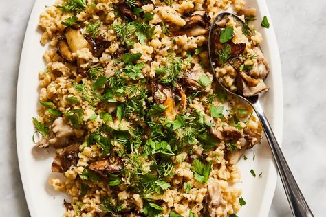 An easy pilaf with tiny pasta. Farfel Recipe, Great Side Dishes, Roasted Sweet Potato Slices, Matzo Balls, Pilaf Recipes, Matzo Meal, Roasted Apples, Ranch Recipe, Crunchy Salad