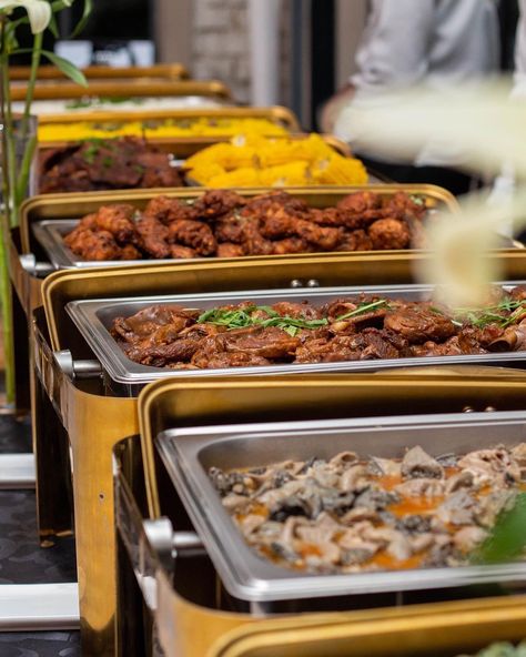 Wedding Food Main Course Buffet, African Buffet, Buffet Food Presentation, Buffet Photography, Catering Meals, Catering Menu Design, Buffet Setup, Wedding Cuisine, Indian Catering