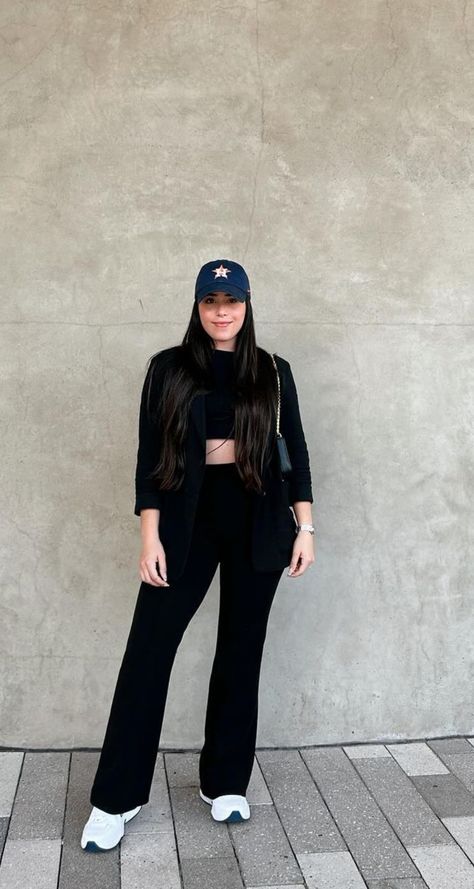 Work Outfits With Nike Dunks, Black Float Pants Outfit, Elegant Baddie Outfits, Cosmetology Outfits Ideas, Karaoke Outfit, Black Adidas Outfit, Causal Chic Outfits, Black Wide Leg Pants Outfit, Casual Oufits