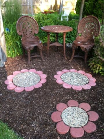 Paver Flowers - this would be fun with custom middles the kids make (same size as some of the aggregate pavers) with colored glass beads. Fun keepsake stepping stones adding a splash of color in the flower beds. Stepping Stone Flowers, Sunflower Stepping Stones Diy, Playhouse Flower Bed, Stone Flowers Garden Art, Sunflower Pavers, Fairy Stepping Stones, Cute Stepping Stone Ideas, Sunflower Stepping Stone Ideas, Mulch And Paver Walkway