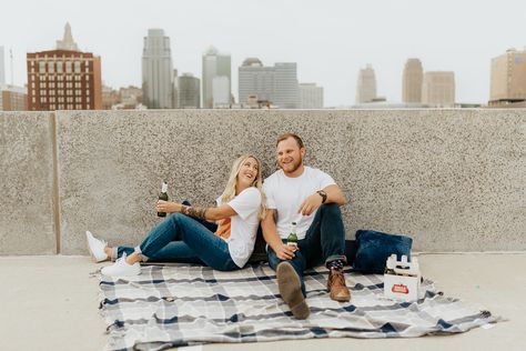 Cute couple celebrating their love on a rooftop with delicious pizza and beer! Alternative Engagement Photos, Picnic Engagement Photos, Picnic Photo Shoot, Rooftop Engagement, Pizza Photo, Couples Pose, Picnic Engagement, Couple Celebrating, Fall Engagement Pictures