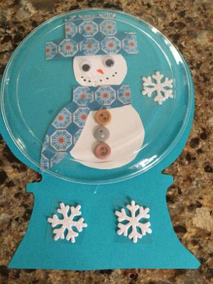 Winter DIY: Plastic Plate Snow Globe Craft. This cute snow globe craft is fun to make in the winter. Children create a snowman on a paper snow globe and then cover it with a plastic plate to create a pretty snow globe.These colorful snow globes will brighten up your home or a classroom bulletin board! Holiday Classroom Decorations, Snow Globe Craft, Free Christmas Crafts, Snow Globe Crafts, Globe Crafts, Preschool Winter, Winter Diy Crafts, Paper Plate Crafts For Kids, Winter Paper