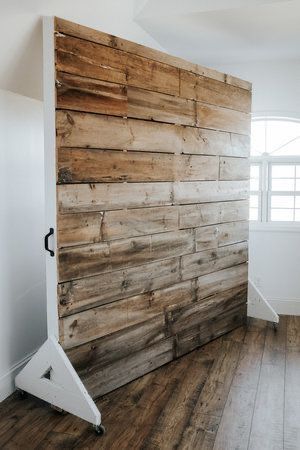 Floating Wall Room Divider, Pallet Wall On Wheels, Diy Wood Wall Backdrop, Diy Office Divider Ideas, Inhome Photography Studio, Ivy Wall Photo Backdrop, Hunting Booth Display, Cute Backdrop Ideas, Podcast Wall Ideas