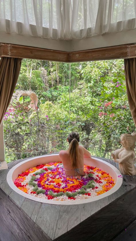 Flower bath in Bali, Indonesia Flower Bath Aesthetic, Outside Bathtub, Romantic Bathtub, Bali Activities, Bathtub Aesthetic, Bali Spa, Bath Aesthetic, Pool Poses, Meditation Studio