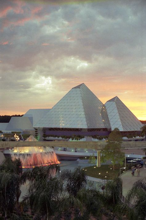 Journey Into Imagination, Oscar Niemeyer Architecture, Epcot Center, Disney Cast, Spaceship Earth, Retro Disney, Disney Epcot, The Far Side, Disney Aesthetic