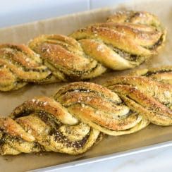 Bakeyard Ideas, Zaatar Appetizer, Zaatar Rolls, Zaatar Bread Recipe, Zaatar Bread, Zatar Recipes, Swirl Bread, Lebanese Food, Swirled Bread