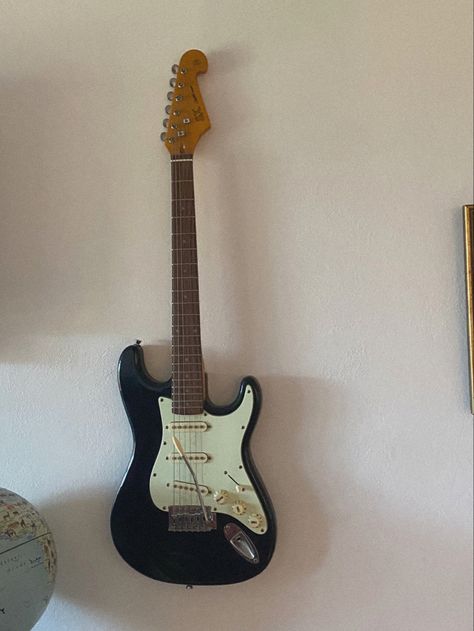 Electric Guitar On Wall Decor, Guitar On Wall Aesthetic, Electric Guitar On Wall, Guitar On Wall Bedroom, Guitar In Room, Guitar On Wall, Hard Rock Aesthetic, Retro Guitar, Guitar Bedroom