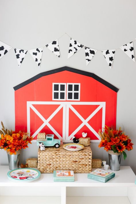 A Farm Theme First Birthday Party for Levi! - Andie Mitchell Dollar Tree Farm Birthday, Farm Theme First Birthday, Birthday Party Theme Ideas, Theme First Birthday, Farm Themed Party, Barnyard Birthday Party, Farm Theme Birthday, Farm Animal Party, Farm Animals Birthday Party