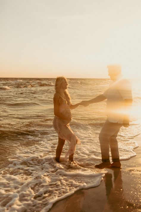 Beach Maternity Pictures, Maternity Photography Beach, Pregnancy Announcement Photoshoot, Couples Beach Photography, Lifestyle Maternity, Beach Maternity Photos, Maternity Photography Outdoors, Maternity Photography Couples, Photography Poses Family