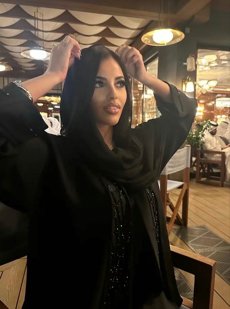 Black Abaya Outfit, Khaleeji Aesthetic, Modest Girly Outfits, Abaya Outfit, Black Abaya, Modest Fits, Hijabi Aesthetic, Arab Beauty, 90s Fashion Outfits