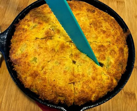 Easy Mexican Cornbread, Cornbread Southern, Mexican Cornbread Casserole Recipe, Creamy Corn Bread, Chili Cornbread Casserole, Mexican Cornbread Recipe, Mexican Cornbread Casserole, Cornbread Casserole Recipe, Chicken Cornbread