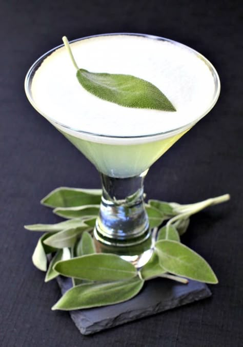 These Sage Gin Martinis are going to be shaking up your cocktail hour or holiday party - in magical cocktail form! An easy & festive tequila drink recipe. #tequila #cocktails #holidays Nutty Irishman, Tequila Drinks Recipes, Gin Drink Recipes, Gin Martini, Tanqueray Gin, Gin Recipes, Gin Drinks, Cocktail And Mocktail, Tequila Drinks