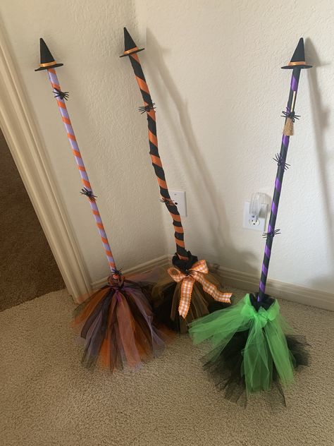 Diy Witch Broom, Tomato Cage Crafts, Halloween Comics, Halloween Brooms, Celtic Festival, Witch Diy, Halloween Crafts Decorations, Diy Halloween Projects, Halloween Diy Crafts