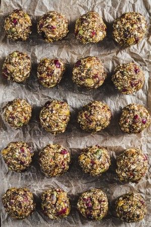 Superfood energy bites | Eat Good 4 Life Appetizers Vegan, Energy Bites Recipes, Energy Ball Recipe, Healthy Bars, Superfood Recipes, Healthy Vegan Snacks, Energy Snacks, Healthy Dog Treat Recipes, Energy Bites