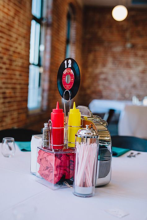 It's guitars & malt shop love at this retro diner-themed wedding 24 from Offbeat Wed (formerly Offbeat Bride) 50s Themed Wedding Reception, Grease Themed Wedding, 50s Wedding Aesthetic, Retro Diner Party, 1950 Wedding Theme, 50s Themed Wedding, Retro Wedding Aesthetic, 50s Vintage Aesthetic, 1950s Wedding Theme