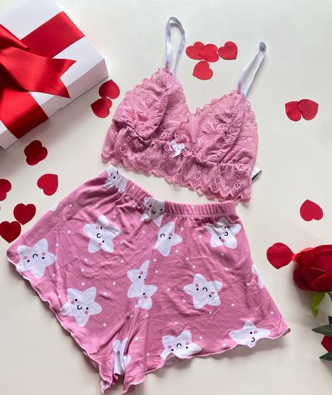 Chegou reposição do nosso Brenda 💫🛍️ • $45,00 ~ Site e Loja. Yeri Mua, Comfy Pajamas, Cute Sleepwear, Luxury Tents, Pajamas Comfy, Bras And Panties, May 27, Girly Outfits, Baby Doll