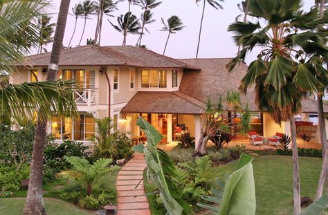 Hawaiian style Hawaii House Exterior, Island House Tropical Exterior, Hawaiian Home Exterior, Beach House Modern Exterior, Beach House In Hawaii, Hawaii Beach House Exterior, Hawaiian Houses Interior, Hawaiian House Exterior, Hawaii Lifestyle Beach Houses