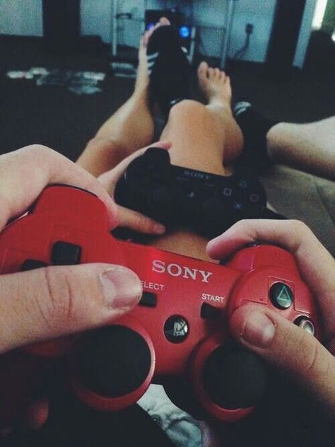 Funny Relationship Pictures, Gamer Couple, Relationship Goals Tumblr, Romantic Gifts For Him, Diy Gifts For Him, Relationship Gifts, Goals Pictures, Boyfriend Goals, Funny Couples