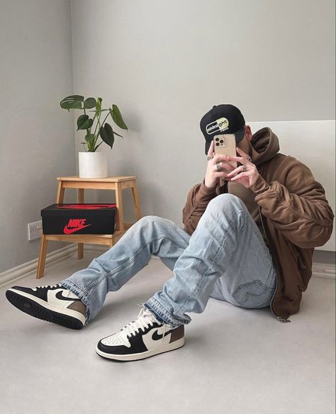 Mocha Jordan 1 Outfit, Jordan 1 Outfit Men, Jordan 1 Mocha, Jordan 1 Outfit, Trendy Boy Outfits, Mens Casual Outfits Summer, Black Men Street Fashion, Jordan Outfits, Street Style Outfits Men