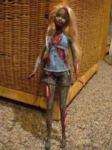 Zombie Barbie Zombie Barbie Dolls Diy, Barbie Trunk Or Treat, Creepy Barbie, Dark Barbie, Zombie Diy, Upcycled Dolls, Zombie Barbie, Disney Parody, Holiday Crafts Halloween