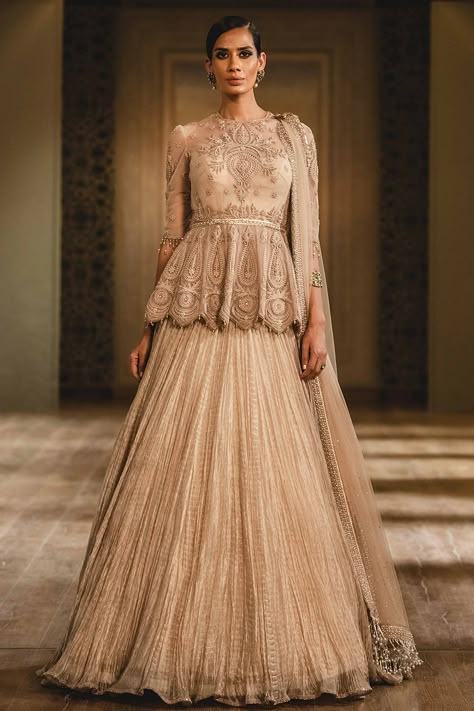 #BridalPicks – 10 Lehengas That We Loved For A Happy Summer Wedding! Peplum Lehenga, Tissue Lehenga, Ivory Lehenga, Long Blouse Designs, Gaun Fashion, Lehenga Blouse, Ghagra Choli, Peplum Styling, Tarun Tahiliani