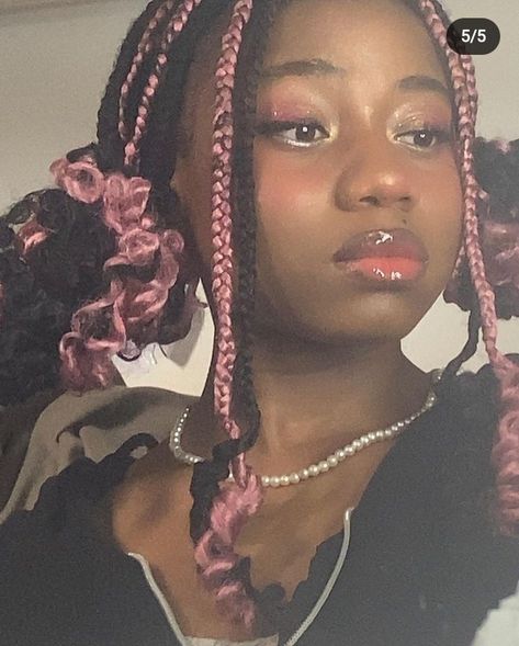 Peekaboo Hairstyles Braids, Kawaii Black Hairstyles Braids, Pink Box Braids Hairstyles, Y2k Protective Hairstyles, Kawaii Box Braids Hairstyles, Box Braids Black And Pink, Kawaii Box Braids, Light Pink And Black Braids, Draculaura Braids