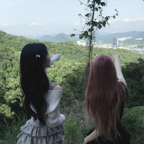 2 People Pfp, 2 Girls Friendship, Korean Core, Matching Friend, Friendship Photoshoot, Girl Friendship, Me And Her, Best Friends Aesthetic, كريستيانو رونالدو