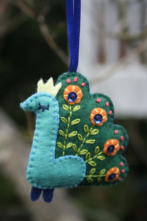 peacock ornament Felt Peacock, Peacock Sketch, Peacock Ornaments, Baby Mobil, Wool Felt Projects, Ornament Craft, Felt Christmas Decorations, Web Gallery, Felt Embroidery