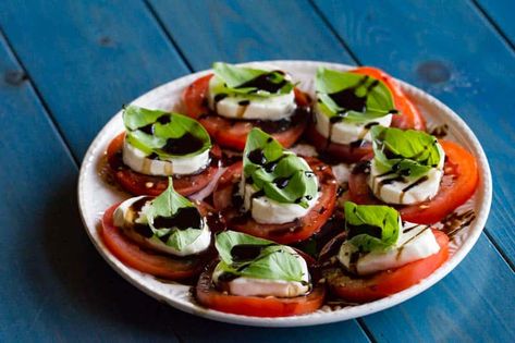 Fresh Vegetable Salad Recipes, Grilled Chicken Leg Quarters, Grilled Chicken Dishes, Balsamic Reduction Recipe, Fresh Appetizers, Caprese Salad Recipe, Mozzarella Salad, Balsamic Reduction, Balsamic Dressing