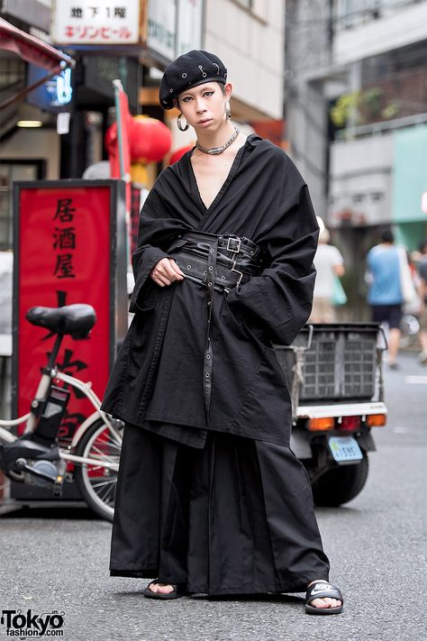 Japanese Fashion Designer w/ Gothic Kimono & Corset Street Style in Harajuku Corset Street Style, Japanese Inspired Fashion, Vintage Wide Leg Pants, Vintage Kimono Jacket, Jewelry Dress, Japanese Fashion Designers, Estilo Harajuku, Kimono Outfit, Harajuku Fashion Street