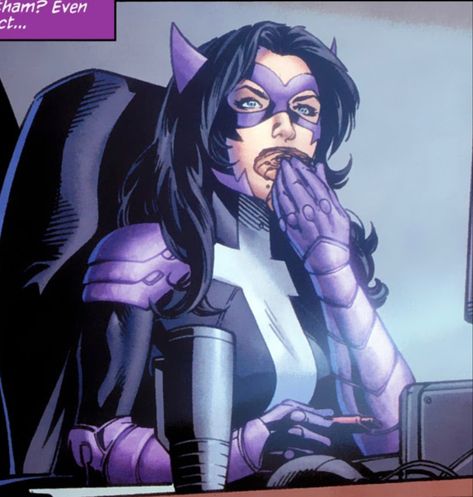 huntress aka helena bertinelli Helena Wayne, Cat Grant, Helena Bertinelli, Mafia Families, Dc Comics Heroes, Batman And Catwoman, Dc Characters, Super Villains, Bat Family