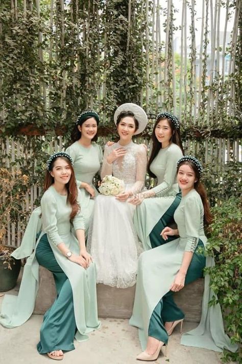 Green Ao Dai, Traditional Vietnamese Wedding, Tea Ceremony Wedding, Vietnamese Wedding Dress, Ao Dai Vietnamese, Dress With Pants, Vietnam Wedding, Vietnamese Ao Dai, Vietnamese Wedding