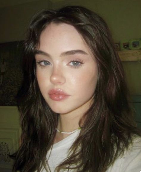 Brown Hair Blue Eyes Girl, Pjo Dr, Brown Hair Blue Eyes, Face Aesthetic, Cute Makeup Looks, Fitness Inspiration Body, Aesthetic People, Grunge Hair, Pretty Makeup