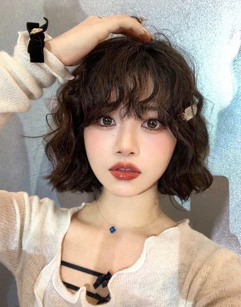 Korean Curly Haircut, Korean Short Curly Hair, Men Curly Hairstyles Short, Hairstyles Men Curly Hair, Short Curly Hair Korean, School Curly Hairstyles, Curly Hairstyles Updo, Black Women Curly Hairstyles, Korean Short Haircut